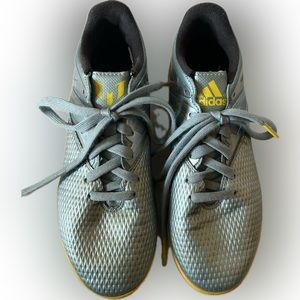 ADDIDAS  soccer shoes, indoor youth 4.5